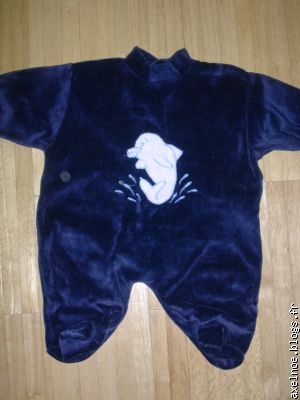 Pyjama bleu marine avec petit dauphin  : 2 euros